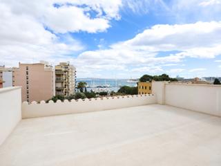 House in El Terreno. Moderna y luminosa casa con piscina, ascensor y vistas al mar en
