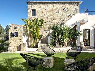Casale in Algaida. Moderna casa de campo con fachada de piedra natural, piscina y p