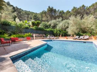 Mas à Puigpunyent. Amplia casa familiar con buena vista, jardín y piscina en puigpu