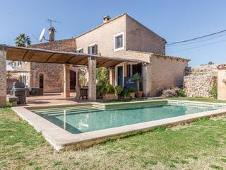 House in Santa Eugènia. Acogedora casa de pueblo con piscina y vistas a la montaña de ra