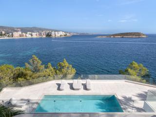 Casa a Magaluf. Preciosa villa de estilo vanguardista con ascensor interior y co