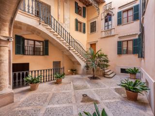 Apartment in Monti-Sion. Apartamento en casa señorial del casco antiguo de palma con park
