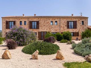 Country house in Llucmajor Interior. Casa de campo cerca de llucmajor con interior moderno, piscina y