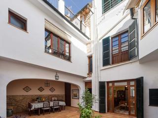 Casa a Sóller. Espaciosa casa de pueblo con garaje en el centro de sóller