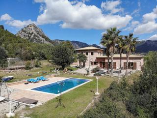 Country house in Bunyola. Finca rústica con permiso de alquiler vacacional, piscina, casa