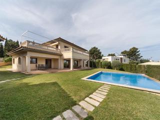 Casa a Santa Ponça. Elegante chalet familiar con amplio jardín y vistas a la bahía d