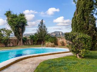 Country house in Zona Periurbana. Gran posesión señorial con piscina y mucho terreno entre inca y