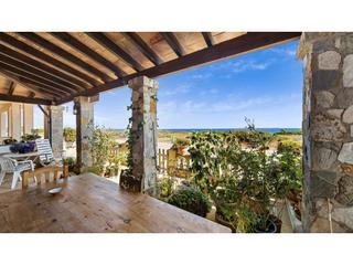 Casa a Campos. Encantadora casa al borde del mar con gran porche y patio en sa