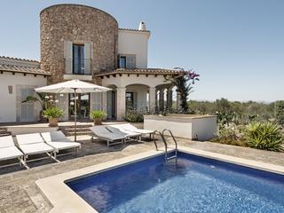 Country house in Santa Margalida Poble. Amplia casa de campo con vistas al mar, piscina, pozo propio y c