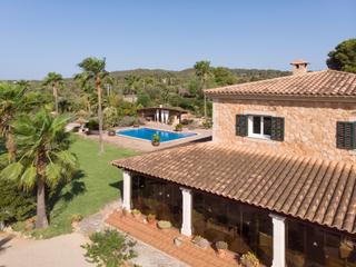 Masía en Algaida. Espléndida finca rústica con casa unifamiliar forrada de piedra,