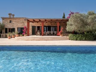 Masia a Algaida. Preciosa finca rústica con grandes zonas ajardinadas y piscina e