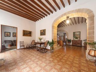 House in Alaró. Extraordinario palacete para reformar en el centro de alaró