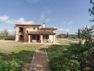 Masia a Algaida. Finca rustica con permiso alquiler vacacional, piscina y casa de
