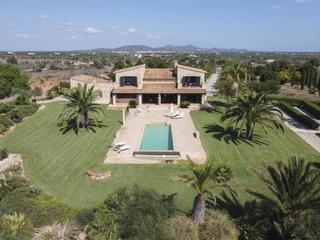 Masia a Es Llombards. Elegante casa de campo de piedra natural con piscina en cala llo