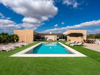 Country house in Llucmajor Interior. Moderna casa de campo de nueva construcción con piscina en llucm