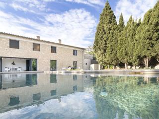 Masia a Alaró. Moderna finca rústica con piscina y jardín a 10 minutos a pie de