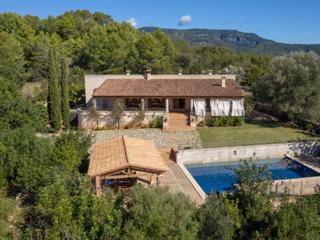 Country house in Bunyola. Precioso chalet familiar de estilo mallorquín con piscina y con