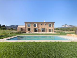 Country house in Alaró. Fascinante finca rústica de reciente construcción con piscina y