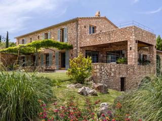 Masia a Santa María del Camí. Casa de campo con permiso de alquiler vacacional y viñedo propio