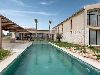 Country house in Ses Salines Poble. Elegante casa de campo de nueva construcción con piscina y vista