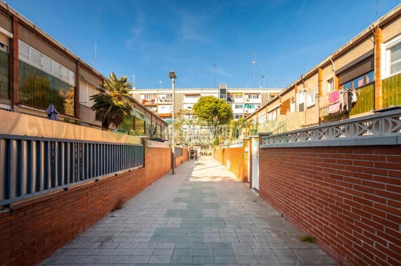 Foto 6e6b9322-8a7b-4d2c-a64f-187f39b27731. Casa pareada casa en venta en Besòs - Maresme Barcelona
