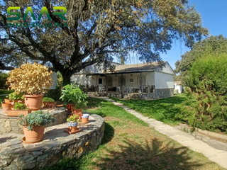 Maison à Castilblanco de los Arroyos. Parcela con chalet en urbanización sierra norte, castilblanco de