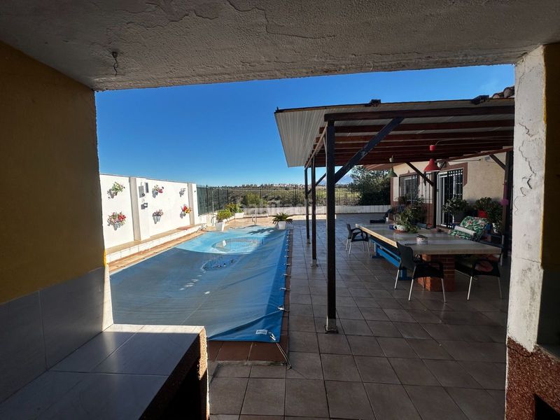 Foto c7705eed-e574-49af-a0b0-4091be0d6532. Casa con piscina in Atarfe