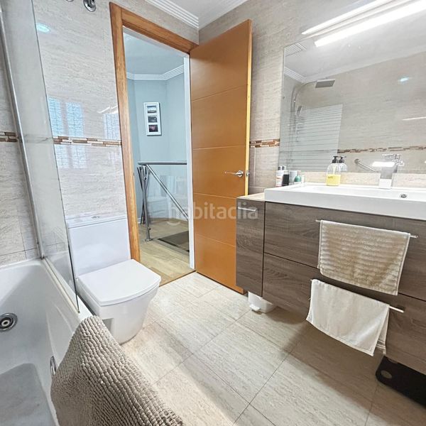 Foto f75b5d32-b824-4df0-b3c0-8273a54e95e9. Casa adossada a Alcalá del Río