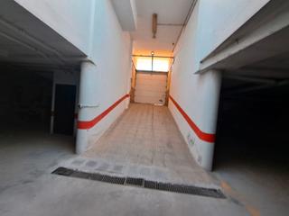 Aparcament cotxe a Centro. Garaje con dos trasteros