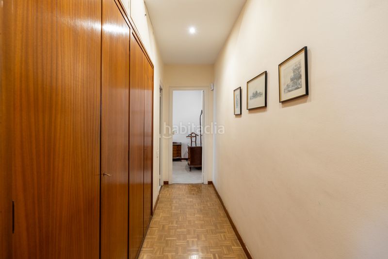 Foto 879fe02c-848f-441d-8bad-2f50803d1649. Piso  de 4 habitaciones en venta en calle calabria en Barcelona