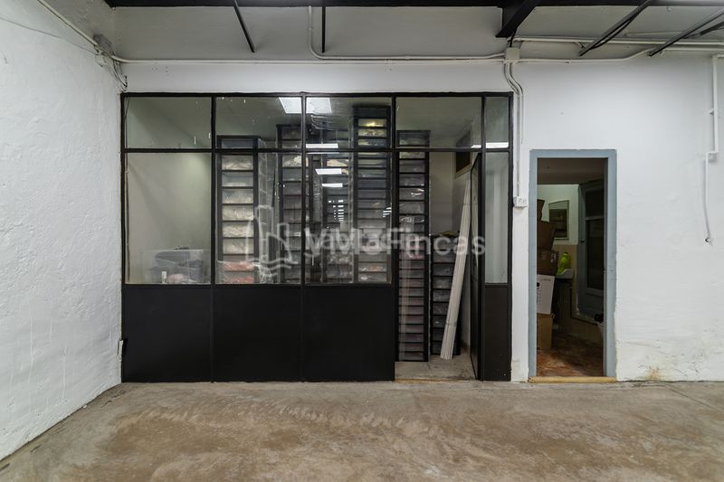 Foto f2ae2edf-8c3f-4136-aeb9-c9fc2772dd56. Local comercial en Bon Pastor Barcelona
