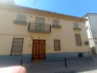Casa a Alcaudete. Casa andaluza tradicional con cochera y patio en esquina