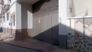 Aparcament cotxe a Alcaudete. Garaje amplio al lado de la plaza la constutucion