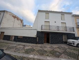 Casa en Calle santa clara 9. Gran casa en alcaudete centro de dos solares grandes con huerto,