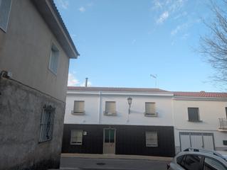 Casa  Calle sagrada familia. Casa junto al parque de korea con tejados nuevos y patio inmenso