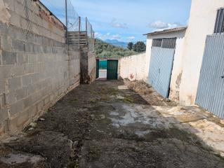 Aparcament cotxe a Alcaudete. Parking cerrado en elcammino del cementerio