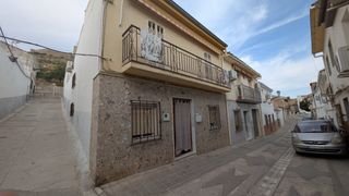 Maison  Calle fuente zaide 13. Gran casa esquina con patio y cochera amplia incluso para negoci