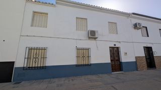 Casa a Alcaudete. Bonita casa en la zona de korea, de obra de viguetas