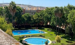 Pis  Calle jos� manuel garc�a caparros. Piso con patio privado y piscina comunitaria