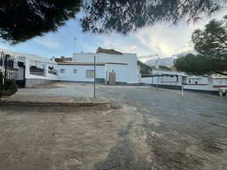 Chalet in Guadix. Se vende cueva con 200 metros de plácete