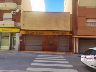 Local Comercial a Cervantes 10. Local comercial a pie de calle, situado al lado de la oficina de