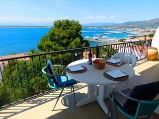 Casa a Puig Rom-Canyelles-Almadrava. En venta casa duplex de 3 habitaciones con vistas fantasticas al