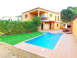 Maison à Palau-saverdera. Moderna casa con piscina y garaje en palau saverdera