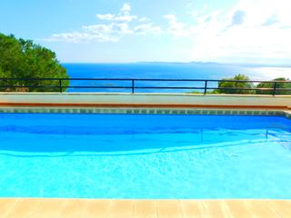 Pis a Puig Rom-Canyelles-Almadrava. En venta piso renovado de 2 habitaciones, parking y terraza en p