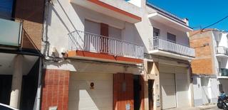 Lloguer Casa a Carrer del doctor santiago ramón y cajal 46. En alquiler anual casa situada en pleno centro de roses