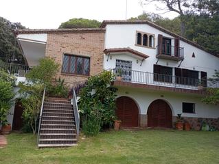 Location Mas  Carrer del romaní. Fantástica casa estilo masía con un gran jardín y piscina, apart