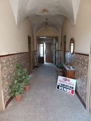 Casa in Don Benito. Oportunidad! vivienda con amplia fachada en venta