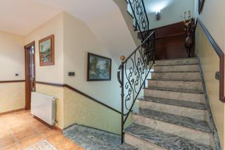 Casa adossada a Calle málaga 23. Espaciosa casa en venta en el padul