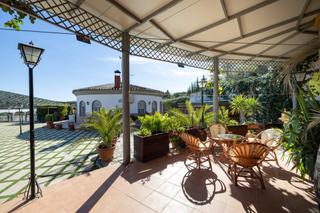Xalet a Moclín. Espectacular chalet con piscina, jardines y salón de fiestas en