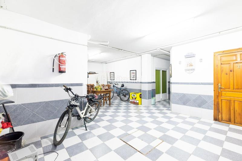 Foto 42586f7f-48eb-4090-aee5-ec0727c6bd08. Casa pareada en camino cementerio 14 gran casa adosada en esquina granada espacio, comodidad y luz natural en Peligros